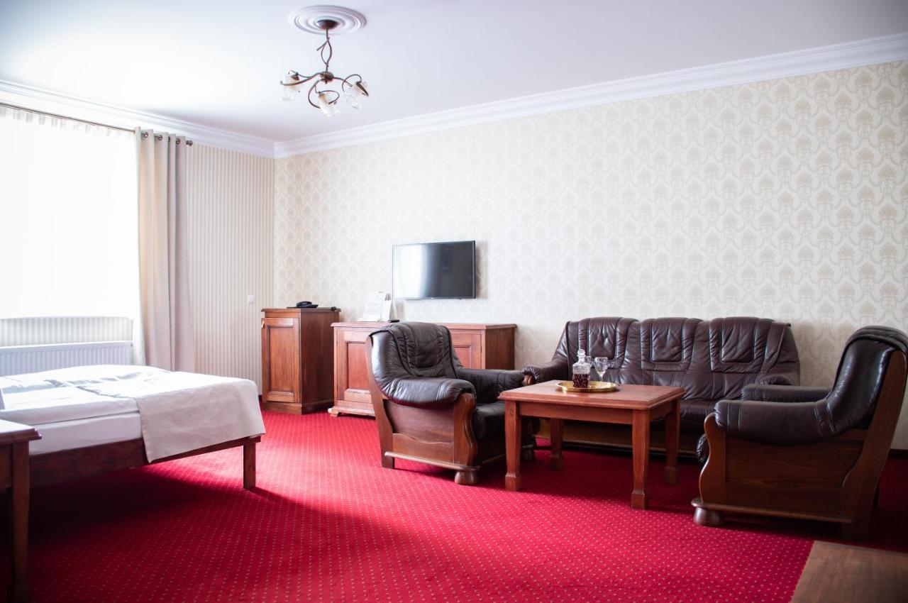 Dwor Czarneckiego Hotel Porosły Buitenkant foto
