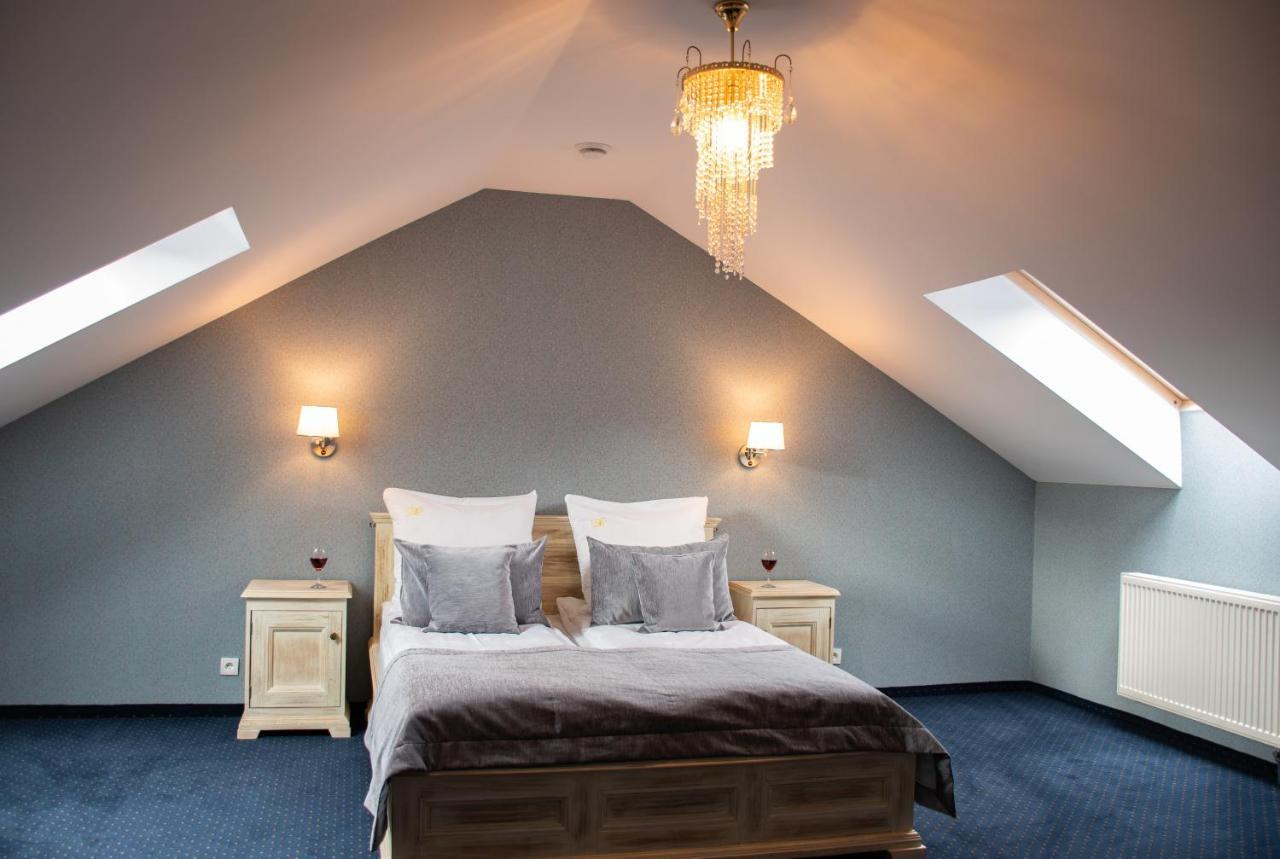 Dwor Czarneckiego Hotel Porosły Buitenkant foto