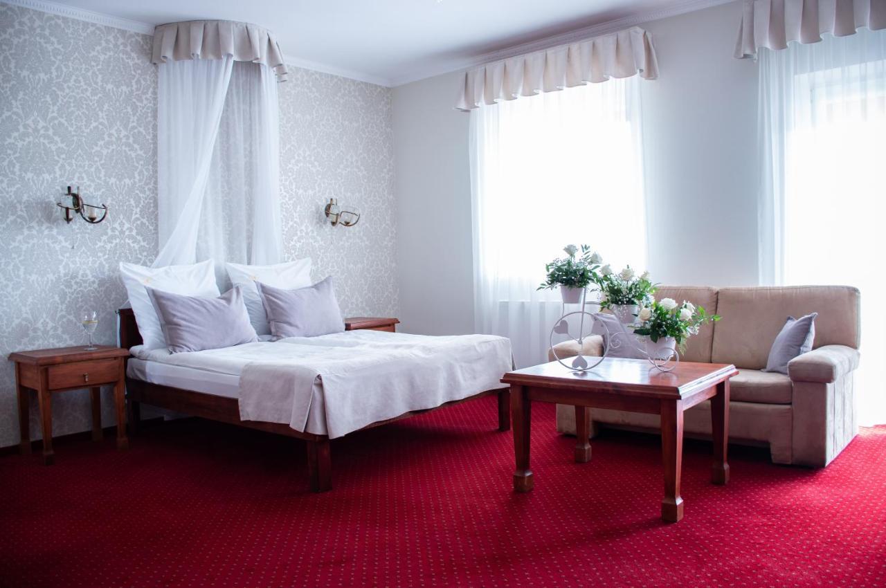 Dwor Czarneckiego Hotel Porosły Buitenkant foto