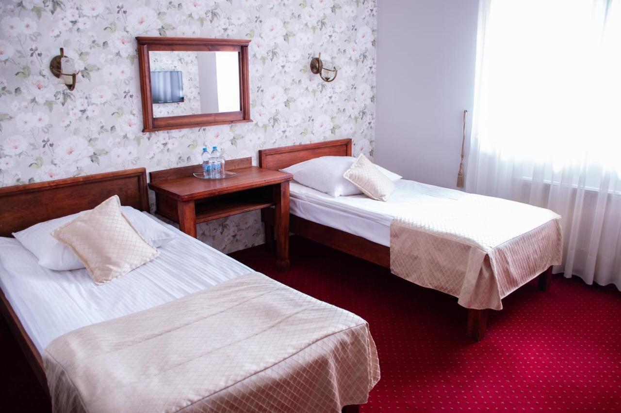 Dwor Czarneckiego Hotel Porosły Buitenkant foto