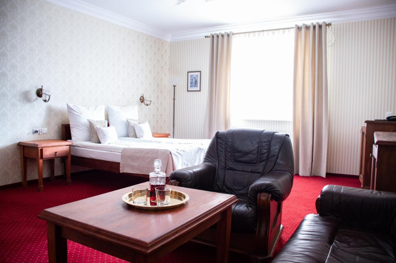 Dwor Czarneckiego Hotel Porosły Buitenkant foto