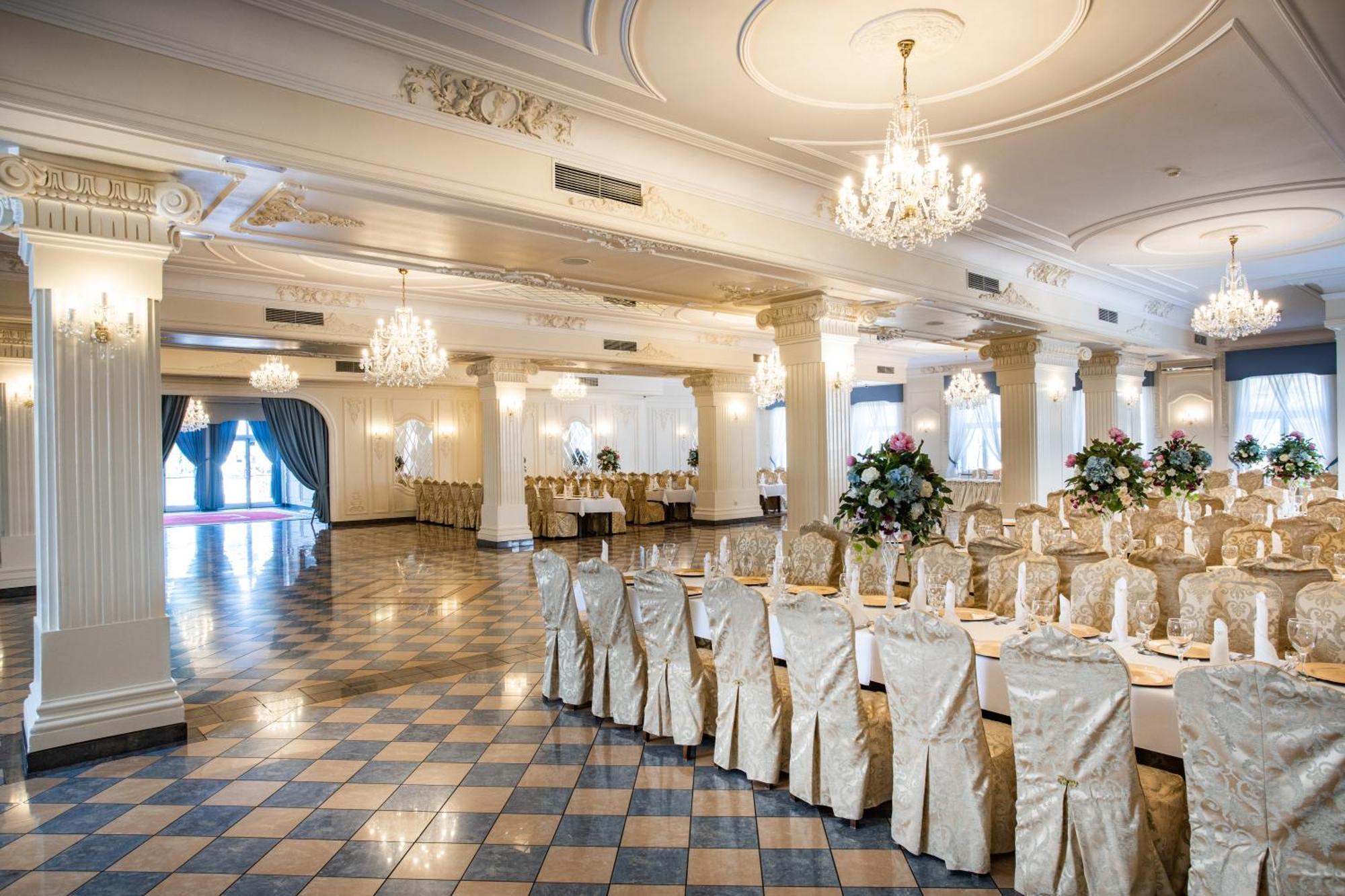 Dwor Czarneckiego Hotel Porosły Buitenkant foto