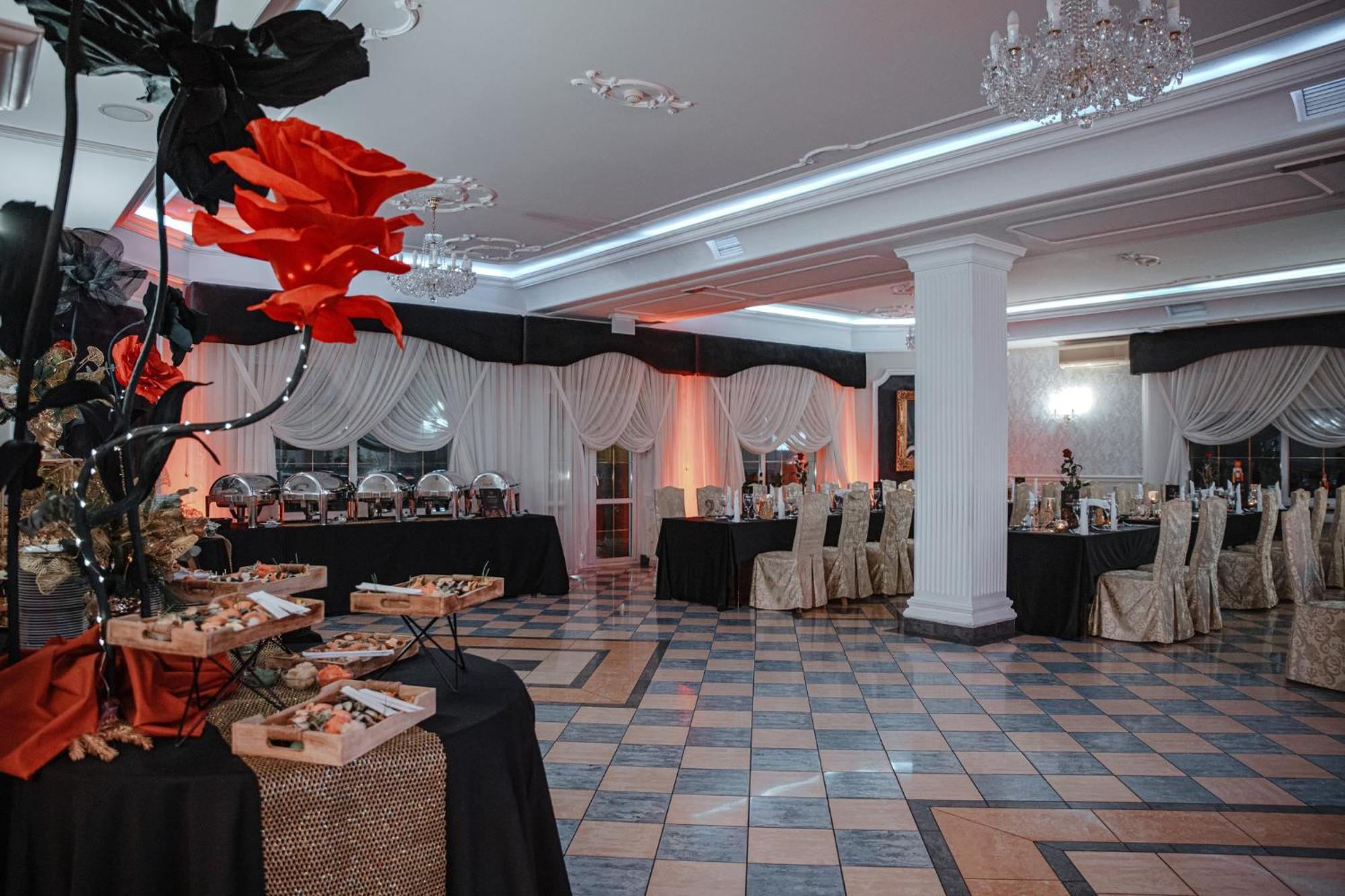 Dwor Czarneckiego Hotel Porosły Buitenkant foto