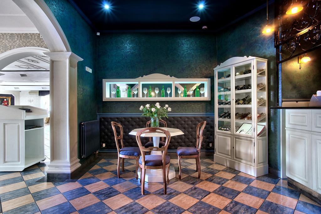 Dwor Czarneckiego Hotel Porosły Buitenkant foto