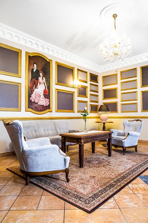 Dwor Czarneckiego Hotel Porosły Buitenkant foto