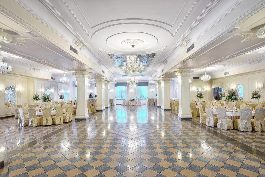 Dwor Czarneckiego Hotel Porosły Buitenkant foto