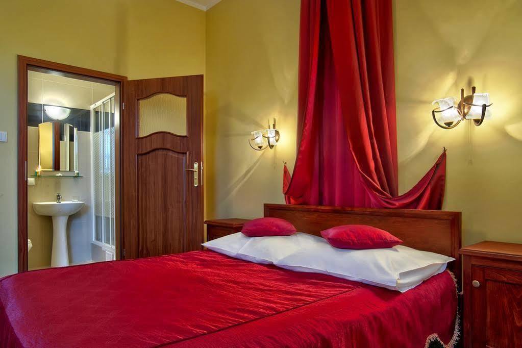 Dwor Czarneckiego Hotel Porosły Buitenkant foto