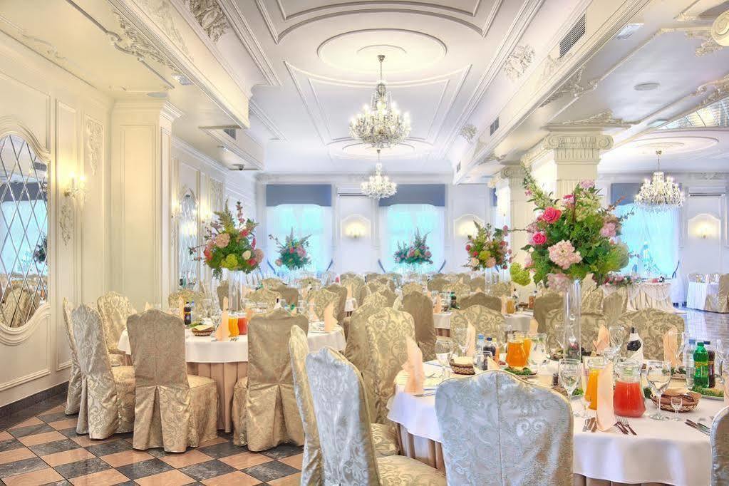Dwor Czarneckiego Hotel Porosły Buitenkant foto