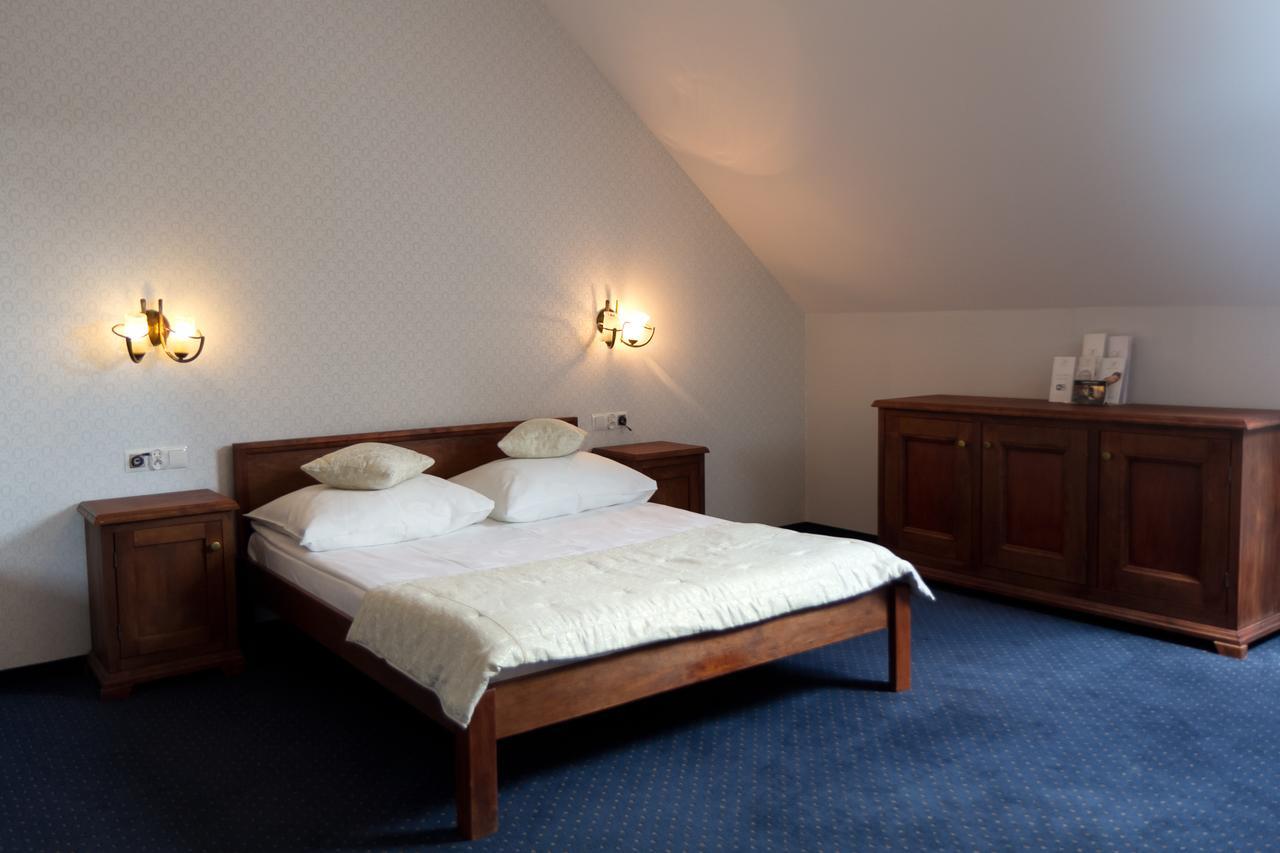 Dwor Czarneckiego Hotel Porosły Buitenkant foto