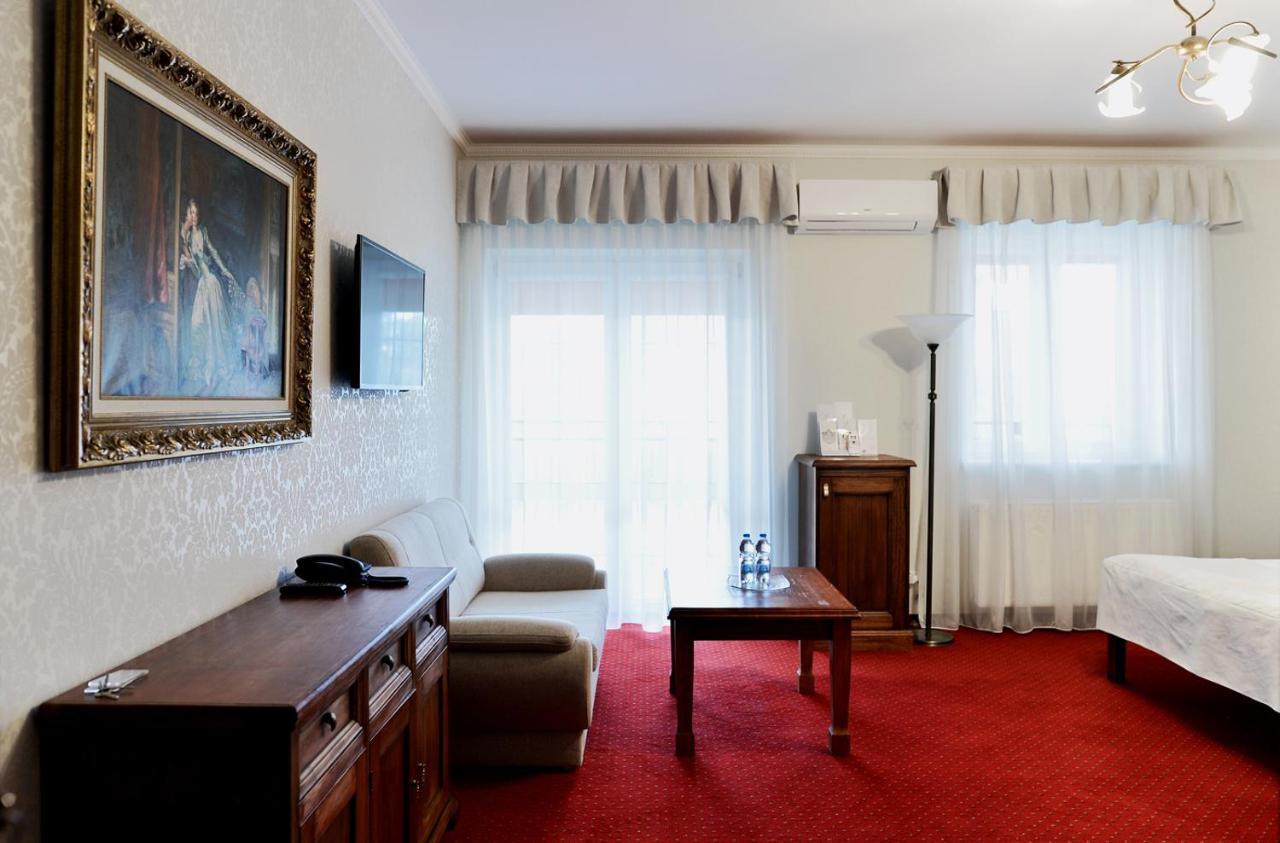 Dwor Czarneckiego Hotel Porosły Buitenkant foto