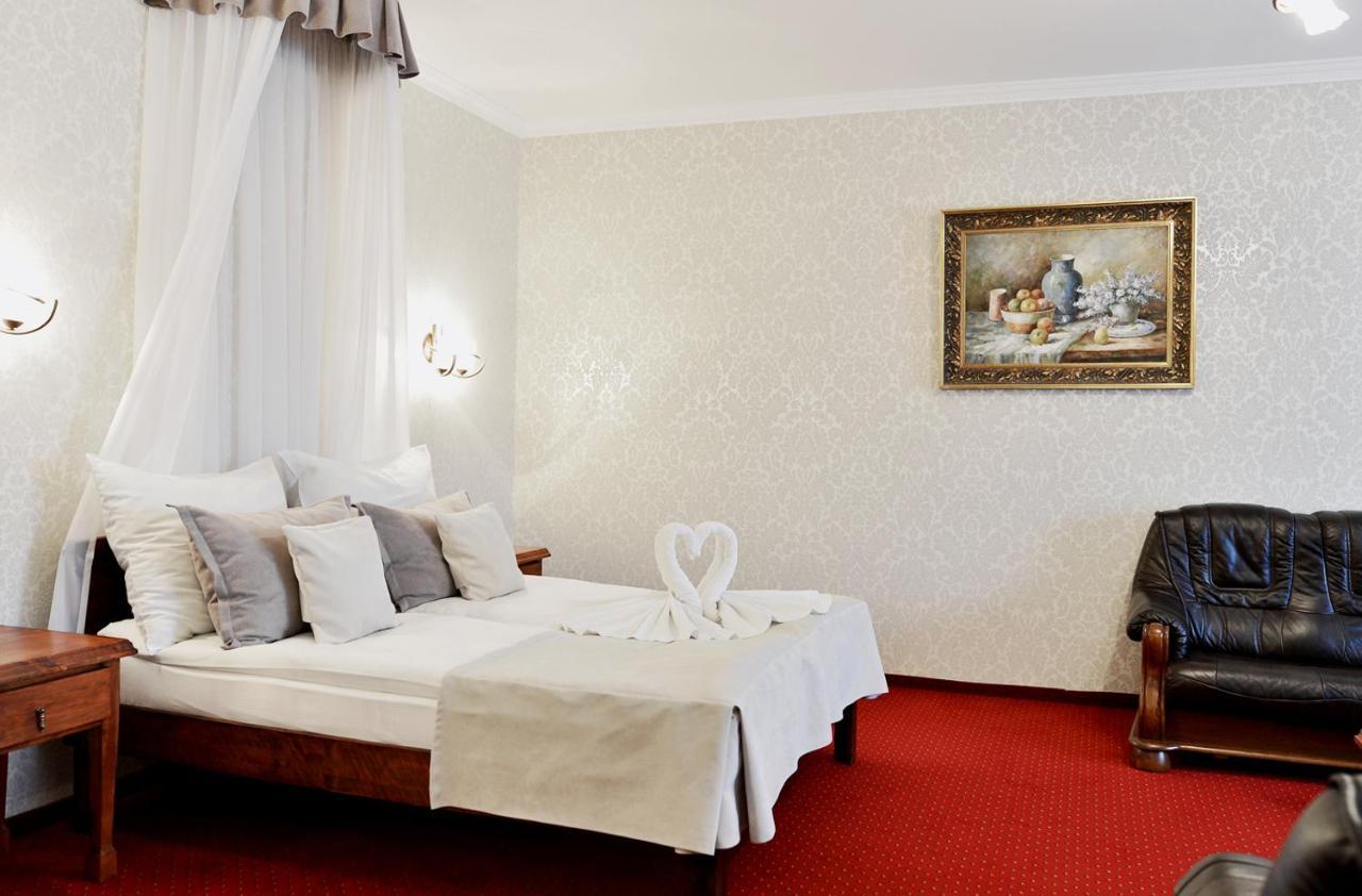 Dwor Czarneckiego Hotel Porosły Buitenkant foto