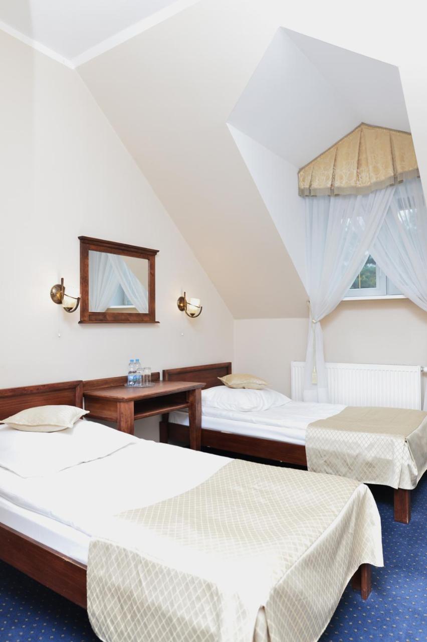 Dwor Czarneckiego Hotel Porosły Buitenkant foto