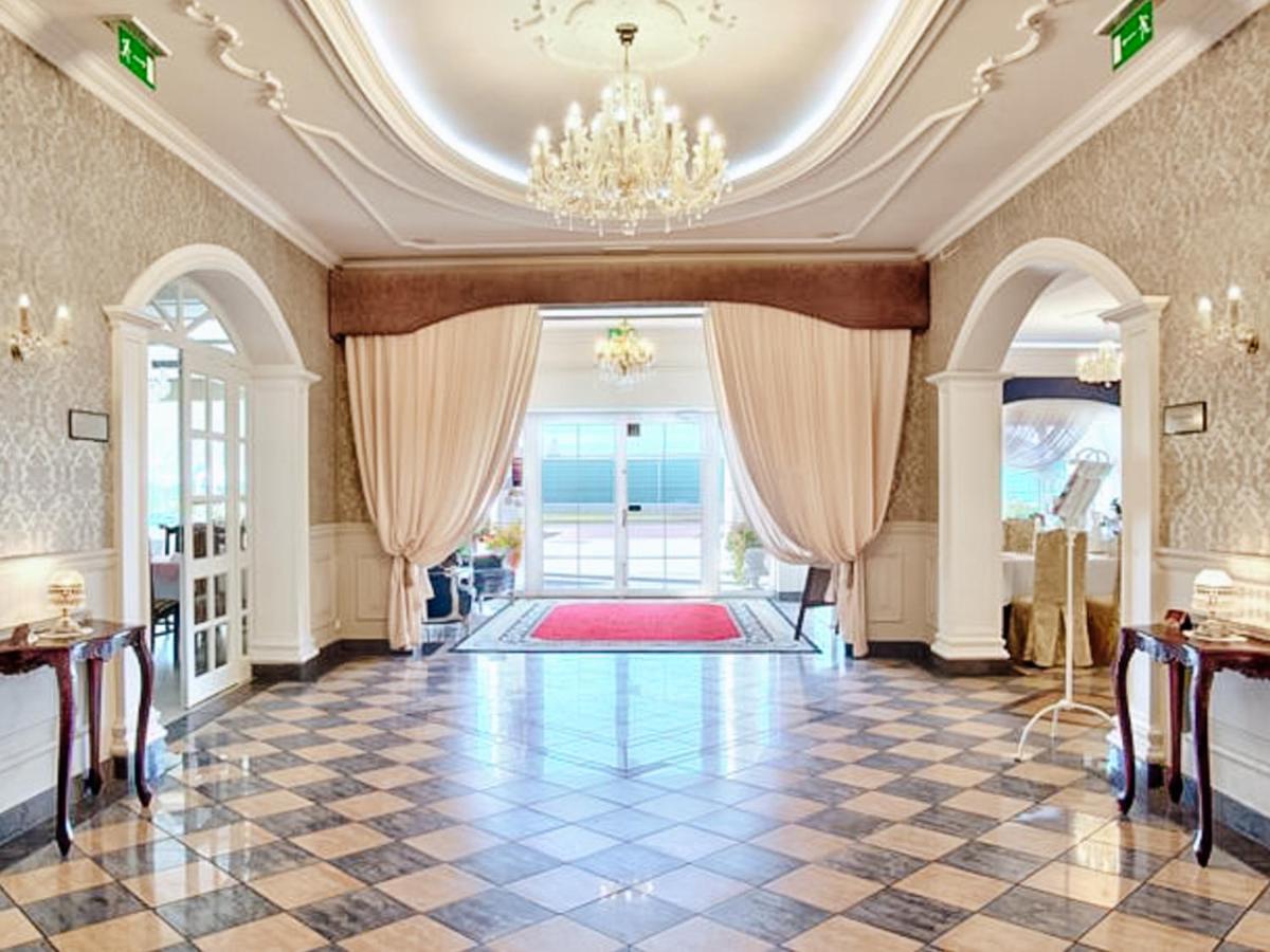 Dwor Czarneckiego Hotel Porosły Buitenkant foto