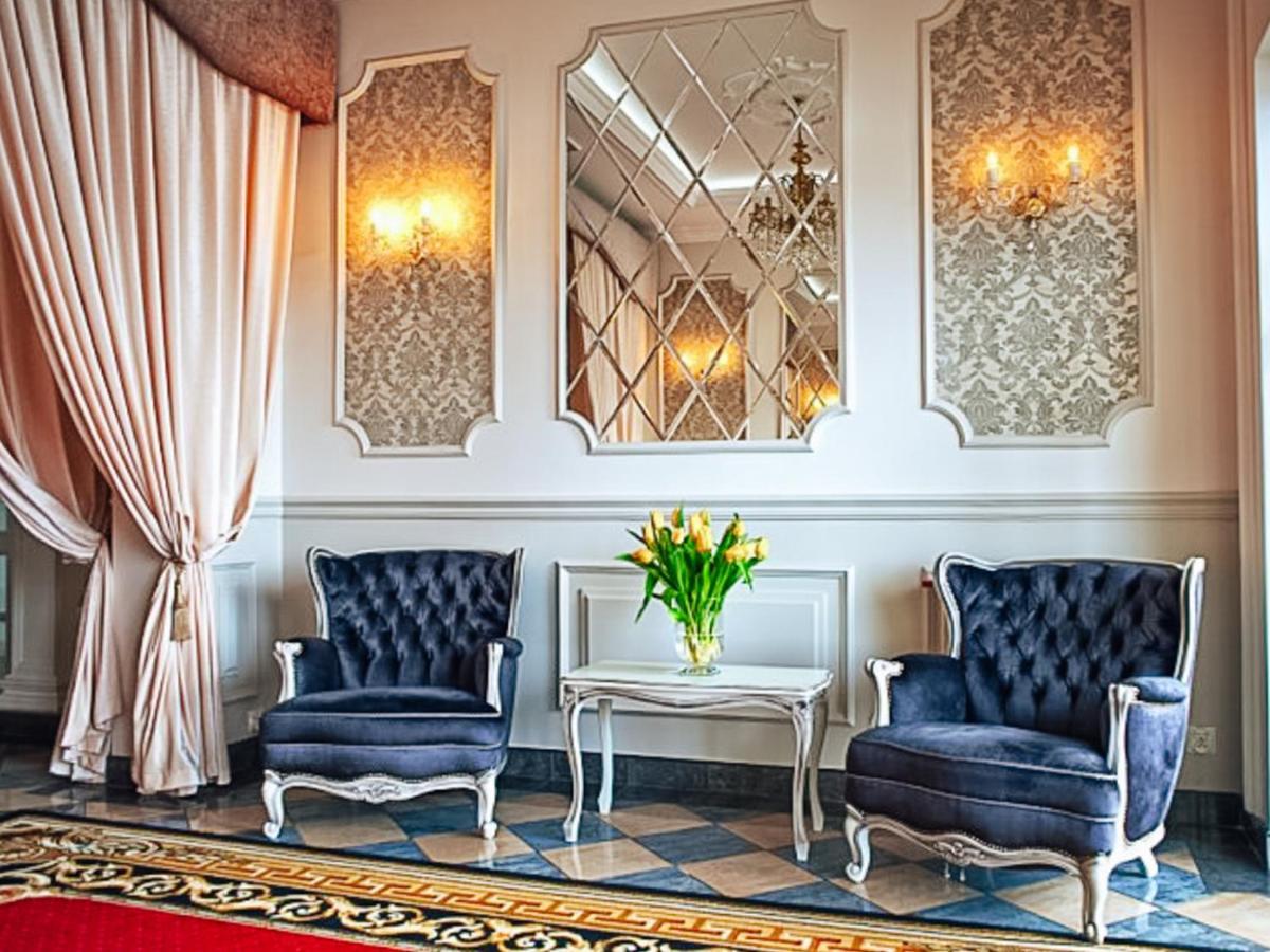 Dwor Czarneckiego Hotel Porosły Buitenkant foto