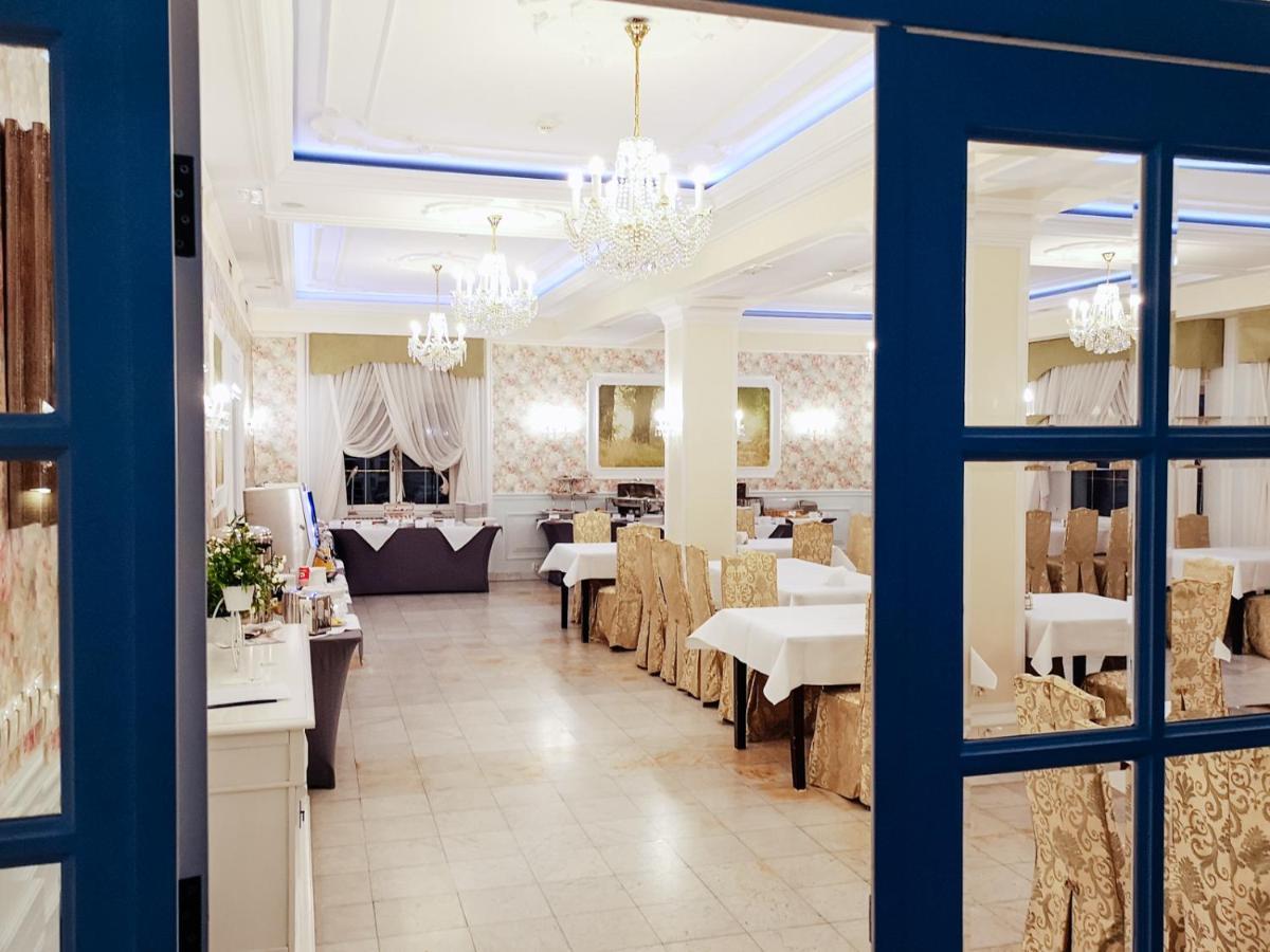 Dwor Czarneckiego Hotel Porosły Buitenkant foto
